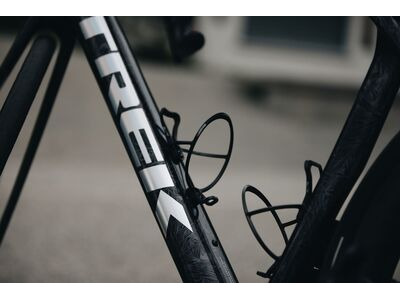 ELITE Leggero Carbon Fibre Bottle Cage click to zoom image