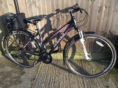 SOUTHWATER CYCLE HIRE 2 Day Hybrid bike hire 18in ladies F/s Black 700c Wheels click to zoom image
